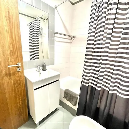Lisboa, Lisbon, Charming Patio House, , Wifi, Air Conditioning, Near Metro, By Ig アパート *